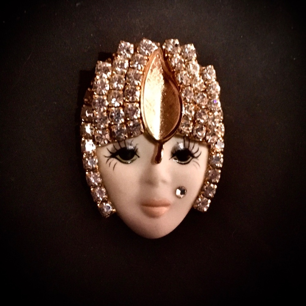 Elegant Vintage Morningstar Crystal Brooch - Picture 2 of 10